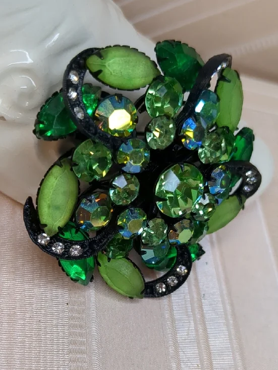 Vintage 1950s Green Crystal Brooch Lime Navettes Japanned Gothic Revival - Picture 3 of 7